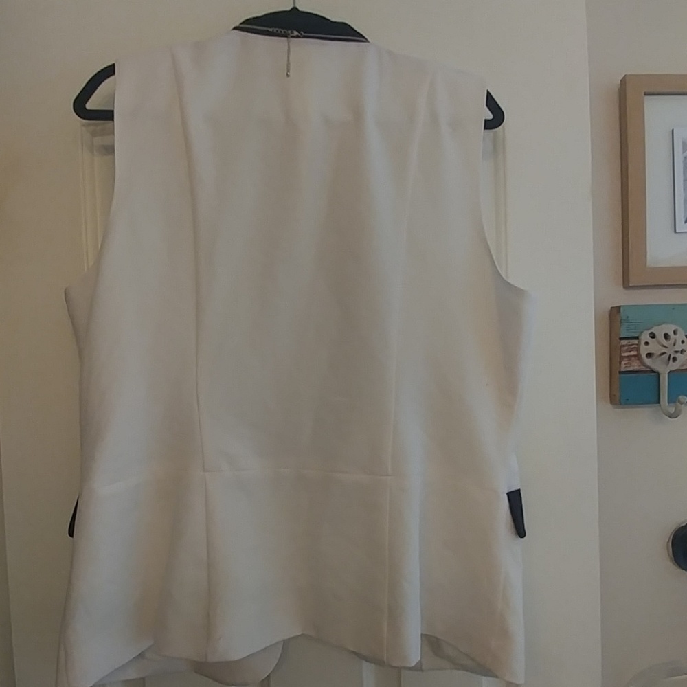 Vest - Picture 3 of 3